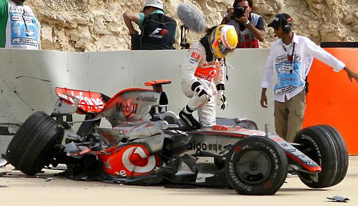 Bahrain: Lewis Hamilton fliegt bei rund 240 Stundenkilometern ab