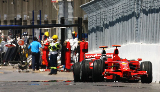 Kanada: Peinlicher Unfall in der Boxengasse. Lewis Hamilton knallt dem an der roten Ampel wartenden Kimi Räikkönen drauf...