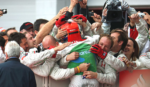 Überraschung in Silverstone: Rubens Barrichello wird vom Regen auf Platz drei nach vorne gespült