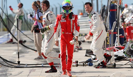 Drei Runden vor dem Ziel platzte Felipe Massas Traum vom Sieg. Zu Fuß ging es zurück in die Box