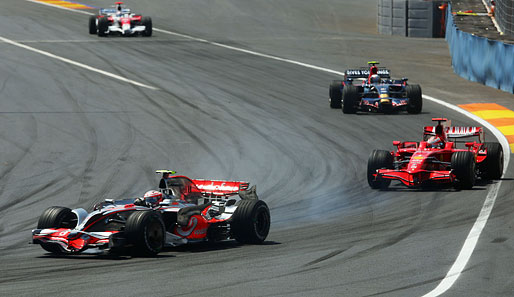 Weiter hinten beißt sich Kimi Räikkönen im Ferrari an McLaren-Mercedes-Pilot Heikki Kovalainen die Zähne aus