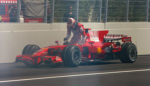 Sein Ferrari-Motor quittiert mit einer riesigen Rauchwolke den Dienst