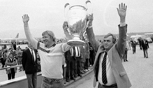 Der größte Erfolg: 1983 gewinnt der HSV den Europapokal der Landesmeister. Kapitän Horst Hrubesch und Trainer Ernst Happel präsentieren den Pokal