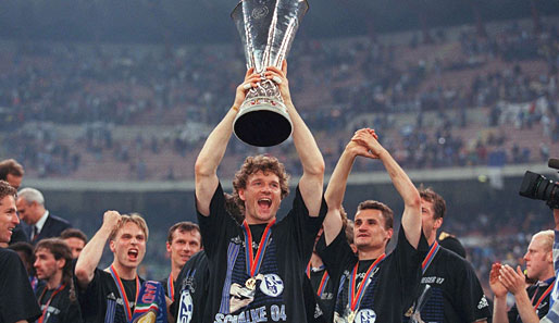Der größte Erfolg: der UEFA-Cup-Sieg 1997. Übrigens: Der Mann mit der vollen Haarpracht ist Jens Lehmann. Wie sich die Zeiten ändern...