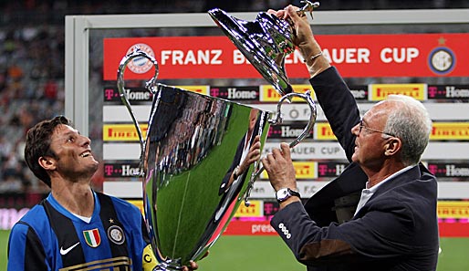 Pleiten, Pech und Pannen bei der Siegerehrung: Franz Beckenbauer setzte dem Pokal die Krone auf