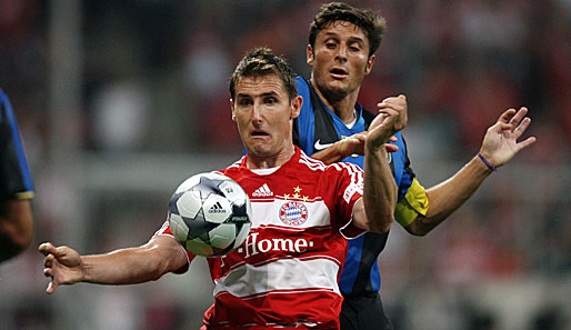 Miro Klose gegen Inters Kapitän Javier Zanetti