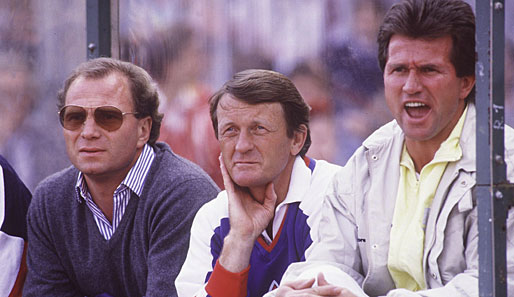 ... oder als Manager mit stylischer Sonnenbrille auf der Bayern-Bank neben Co-Trainer Werner Olk und Coach Jupp Heynckes: