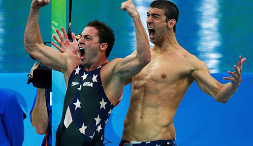 Superstar Michael Phelps und Garrett Weber-Gale schreien ihre Freude über die Goldmedaille über 4 x 100 Meter Freistil heraus