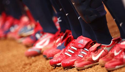 Im Softball-Team der USA gibt es keinen einheitlichen Schuhsponsor