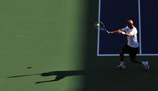James Blake, der zuvor Roger Federer bezwungen hatte, scheitert im Tennis-Halbfinale am Chilenen Fenando Gonzalez