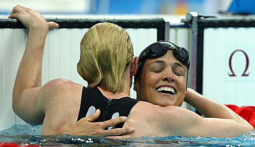 Umarmung von der Zweiten über 50 m Freistil, US-Schwimmerin Dara Torres