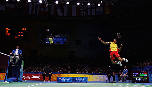 So springt ein Olympiasieger! Lokalmatador Lin Dan holte sich nach dem WM-Titel auch den Olympiasieg im Badminton