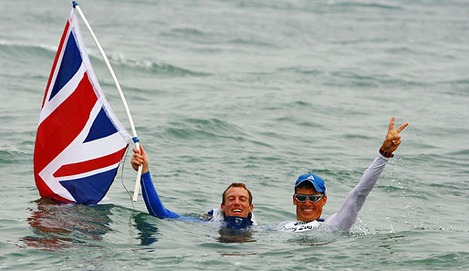 Im Wasser feiert er mit dem Zweitplatzierten - Vasilij Zbogar (rechts) aus Slowenien