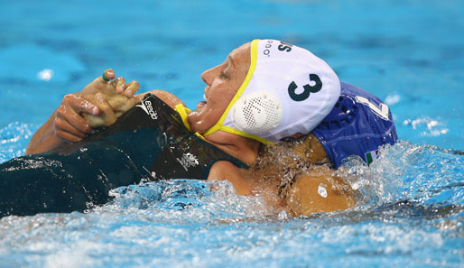 Im Stile von Ringern bedrängen sich die Wasserballerinnen Nikita Cuffe aus Australien und die Ungarin Rita Dravucz