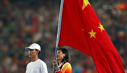 Zhang Ning mit der Fahne des Gastgeberlandes China