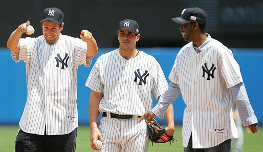 Zur Abwechslung etwas Baseball. In Yankees-Uniform scherzt Sandler mit Chris Rock, Pitcher Carl Pavano schaut etwas irritiert