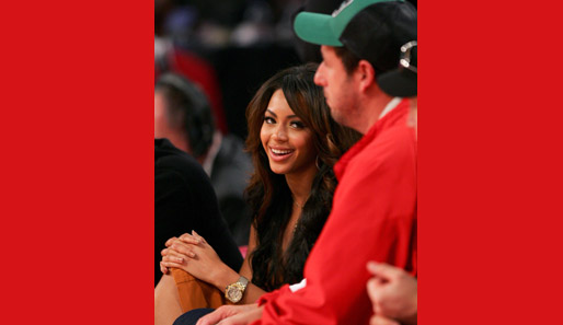 "Crazy in Love" - falsch: "Crazy in Basketball!" Diesmal leistet Beyonce Knowles Sandler bei einem NBA-Spiel Gesellschaft