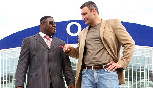 Klitschko und der amtierende Weltmeister Samuel Peter (l.) trafen am 11. Oktober 2008 in der neuen O2 World in Berlin aufeinander