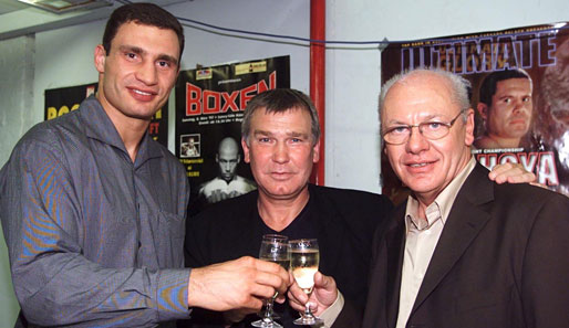 WM-Feier mit Trainer Fritz Sdunek (M.) und Klitschkos damaligem Promoter Klaus-Peter Kohl (r.) vom Universum-Boxstall