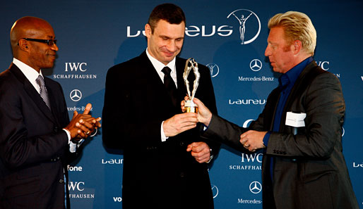 Prompt wurde Dr. Eisenfaust ausgezeichnet: Ed Moses und Boris Becker überreichten Klitschko den World Laureus Award für das Comeback des Jahres 2009
