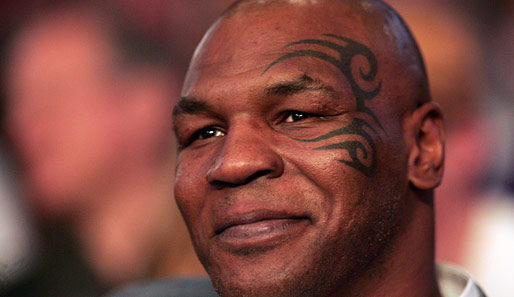 Zahlreiche Prominente scharten sich um den Ring im Staples Center: Ob Iron Mike Tyson...