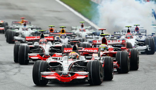 Im Mittelfeld kollidieren Sebastien Bourdais im Toro Rosso und Jarno Trulli im Toyota - beide können jedoch weiterfahren