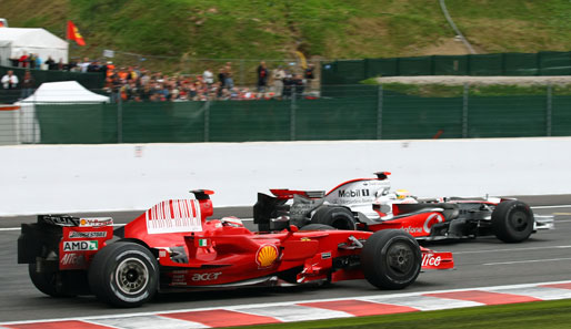 Im einsetzenden Regen fängt Hamilton Räikkönen noch ab