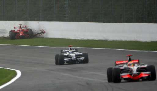 Dann wird es chaotisch: Nach mehreren Führungswechseln im Regen dreht sich Räikkönen endgültig von der Strecke