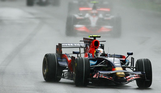 Sebastian Vettel führt das Feld in die erste Runde