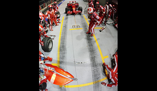 Massa weg, Tankschlauch weg, ein Mechaniker verletzt am Boden. Räikkönen in Wartestellung