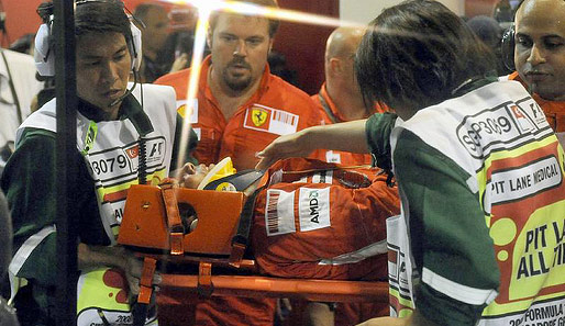 Der verletzte Ferrari-Mechaniker wird ins Strecken-Hospital gebracht
