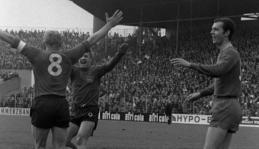 1967. Beckenbauer meckert, die Clubberer Brungs und Strehl jubeln ausgelassen. Schließlich gewinnt man nicht alle Tage 7:3 gegen die Bayern