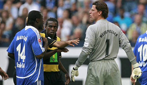 Beim Derby im August 2007 kochten die Emotionen über: Roman Weidenfeller (r.) beleidigte Gerald Asamoah