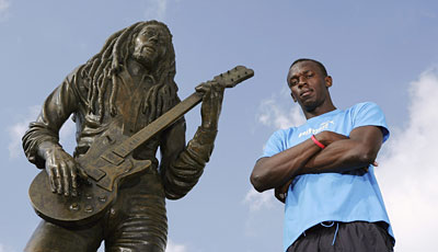 Zwei der populärsten Jamaikaner: Usain Bolt hier neben der Statue von Bob Marley