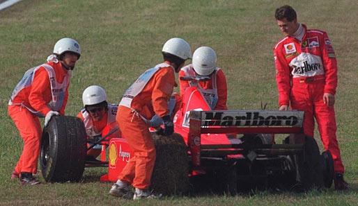 1998: Schumacher hat vier Punkte Rückstand auf Häkkinen, steht auf Pole-Position, würgt aber den Motor ab. Später kommt noch ein Reifenschaden