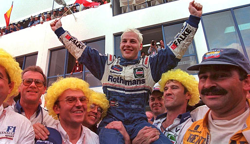 Schumi fährt Villeneuve ins Auto und schied aus. Villeneuve hat Glück und fährt zum Titel. Endstand: Villeneuve 87, Schumacher 0 (Disqualifikation)