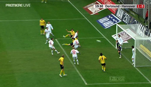 Die 17. Minute in Dortmund: Nach einer Hajnal-Ecke köpft Abwehrspieler Robert Kovac aufs Tor...