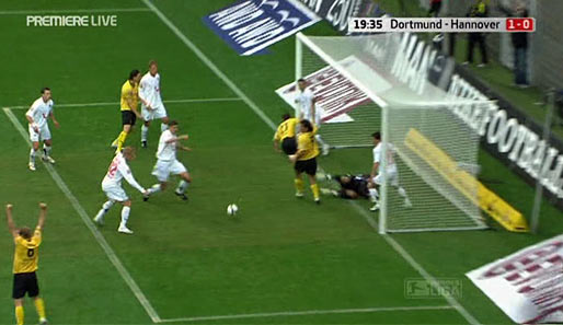 Enke schlägt den Ball weg, Schiedsrichter Wolfgang Stark gibt den eigentlich regulären Treffer nicht. Es wäre das 2:0 für Dortmund gewesen