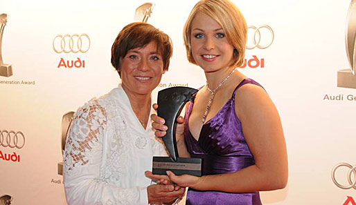 Neuner gewinnt im Oktober den Audi Generation Award Sport 2008 und zeigt ihn zusammen mit Rosi Mittermaier