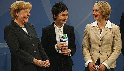 Zusammen mit der Kanzlerin und Renan Demirkan bei der Bekanntgabe der Städte für die Frauen-Fußball-WM 2011