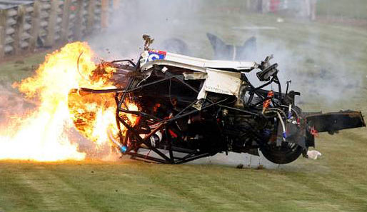 Ebenso hart traf es in der britischen GT-Meisterschaft Hunter Abbott. Er überschlug sich mehrfach, und sein Auto fing Feuer