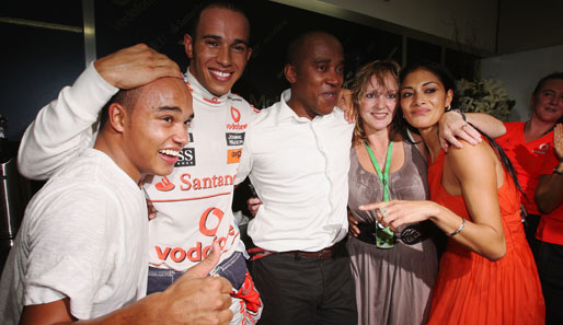 Lewis mit seinem Bruder Nicolas (links), Vater Antony, Stiefmutter Linda und Freundin Nicole Scherzinger im roten Kleid.