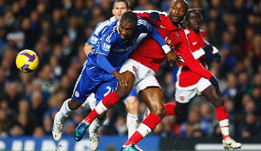 Chelseas Salomon Kalou (l.) im Zweikampf mit William Gallas vom FC Arsenal