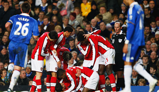 Endstand FC Chelsea - FC Arsenal 1:2 - Matchwinner Robin van Persie unter der Traube seiner Teamkollegen