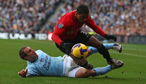 Manchester City - Manchester United 0:1: Pablo Zabaleta mit einem ordentlichen Tackling gegen Patrice Evra
