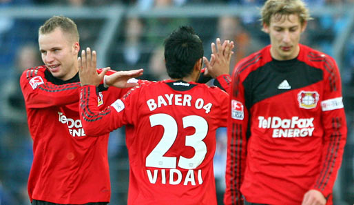 Kadlec (l.) freut sich mit Vidal über sein erstes Bundesliga-Tor