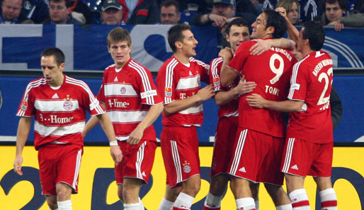 Luca Toni feiert mit seinen Mitspielern den frühen Führungstreffer für die Bayern