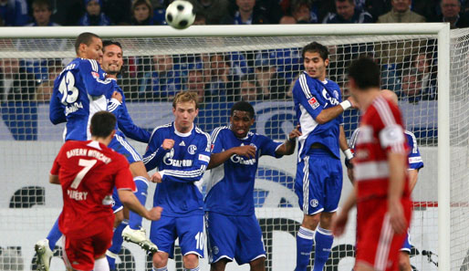 Franck Ribery schießt einen Freistoß auf das Schalker Tor