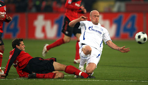 Bayer Leverkusen - Schalke 04 2:1 - Manuel Friedrich und Fabian Ernst im Grätschduell