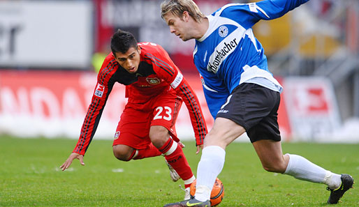 Arminia Bielefeld - Bayer Leverkusen 2:1: Arturo Vidal (l.) und Thorben Marx kämpfen um den wegen Schneefalls roten Ball